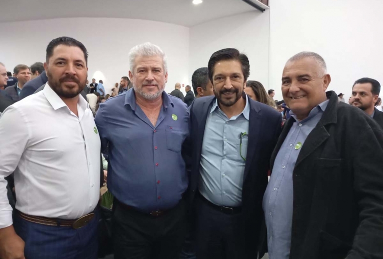 Momento que o governador Tarcísio entrega o  Cheque simbólico de 379 milhões de reais