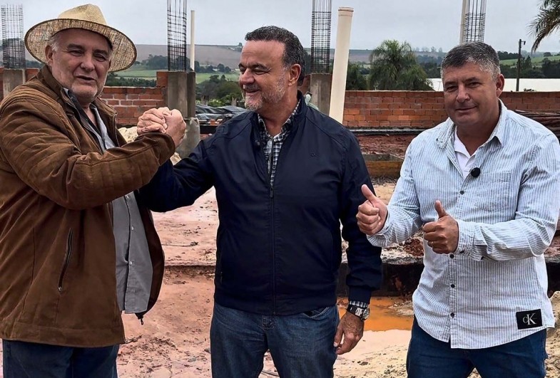 Deputado Ricardo Madalena visita obra do Centro de Eventos Multiuso em Sarutaiá
