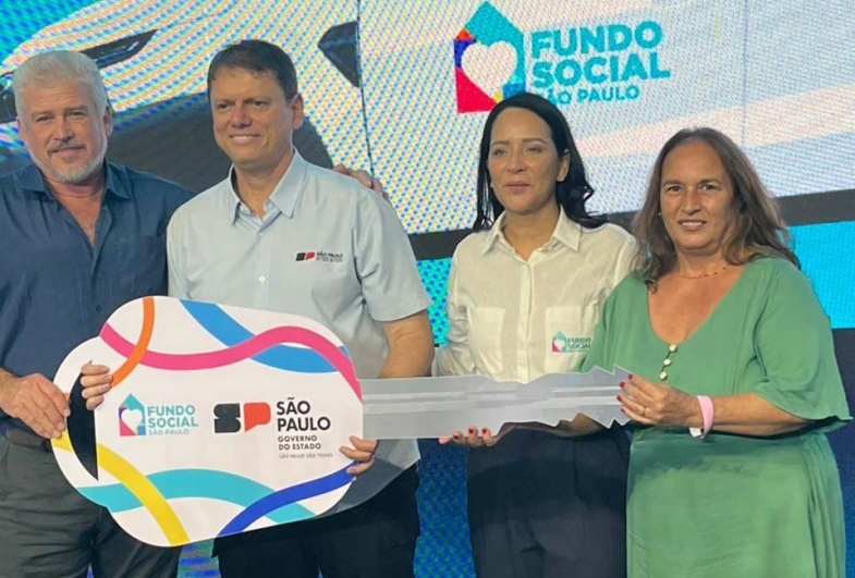 Primeira-dama de Tejupá conquista veículo para o Fundo Social