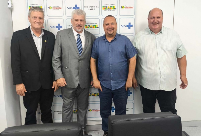 Prefeito Roberval de Oliveira e assessores em visita ao Ministério da Saúde em Brasília