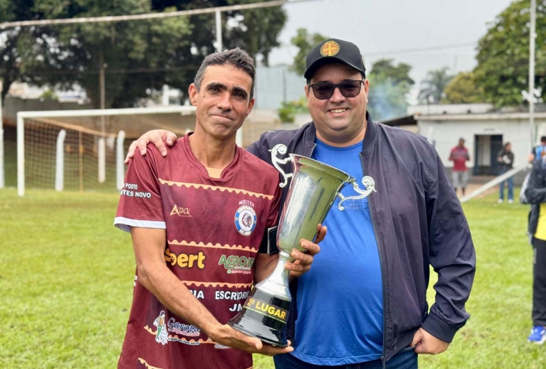 Presidente da Câmara entrega o troféu de 2º lugar ao  jogador da Associação, Marcelo