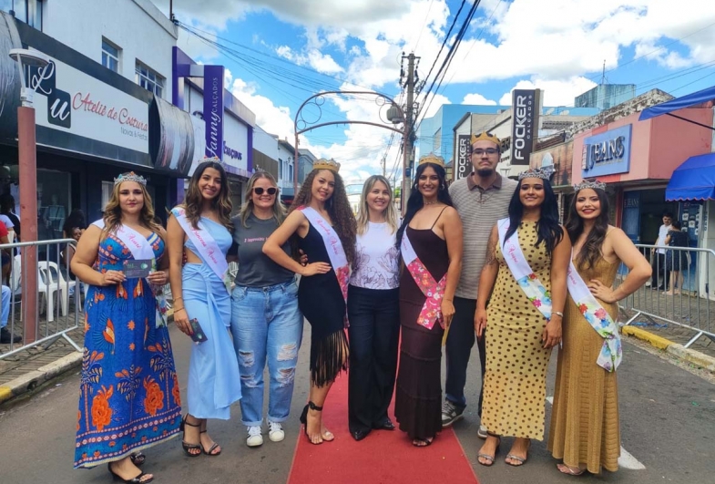 Primeira-dama Érika Araujo com as eleitas e o organizador Victor