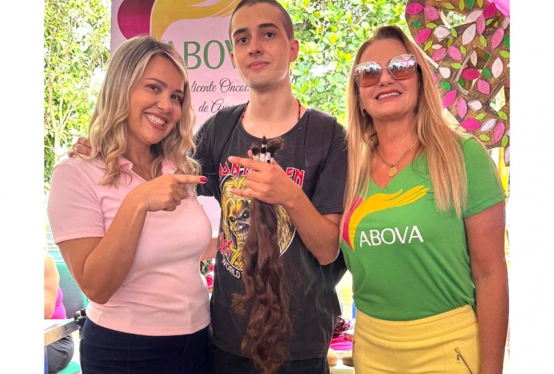 Jovem de 18 anos doa cabelo para ajudar mulheres em tratamento contra o câncer em Avaré