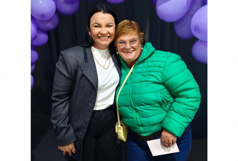 Primeira-dama Valdirene  Amorim com a Inês
