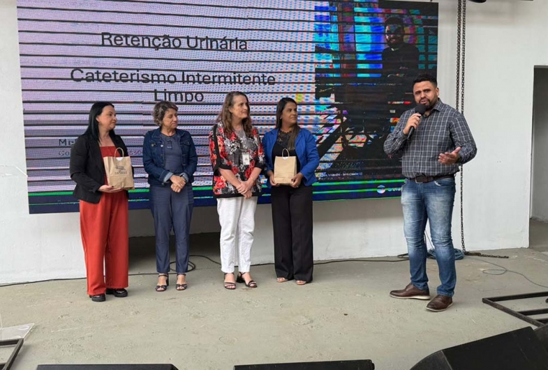 Primeira-dama Valdirene e Luciane Giamarco entregam  brindes para as representantes da DRS de Marília