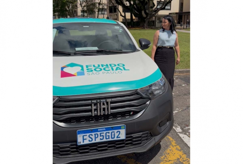 Primeira-dama Valdirene verificando o novo carro