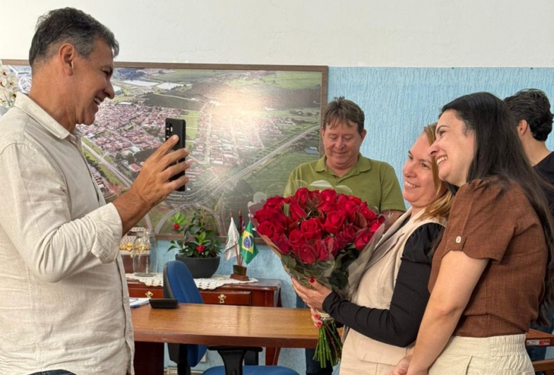 Primeira-dama Wilma e Mariela em chamada de vídeo com a esposa do capitão,  deputada Dani Alonso, a quem  enviaram um buquê de rosas