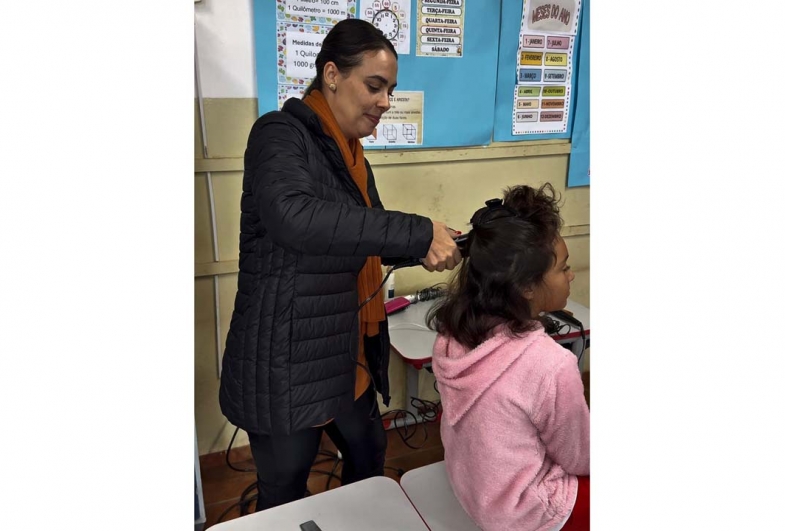 Professoras também fizeram o cabelo dos alunos