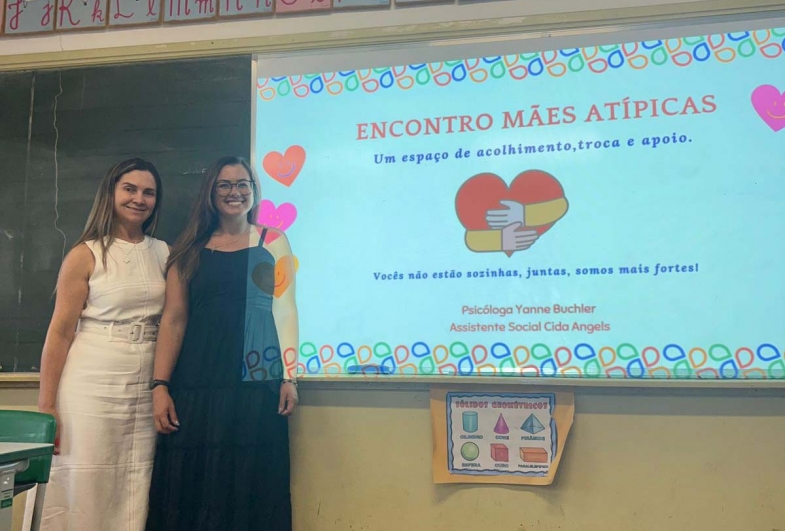 Psicóloga Yanne e assistente Social Cida conduziram a reunião