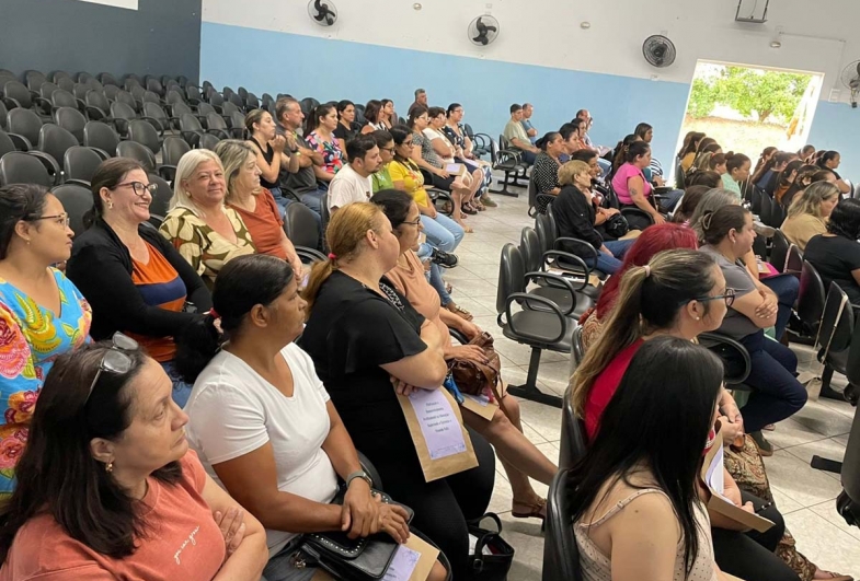 Profissionais da educação que participaram da palestra