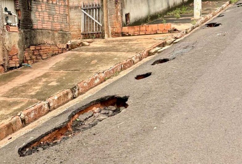 Quando assumiu a prefeitura Amorim  pegou ruas com vários buracos - Antes