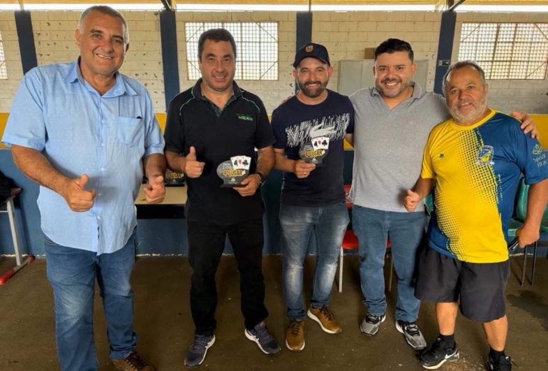 Quarto lugar, dupla Paulinho e Diego, recebendo a premiação do vereador  Rodrigo Bongo, prefeito João e diretor Rogério Castro