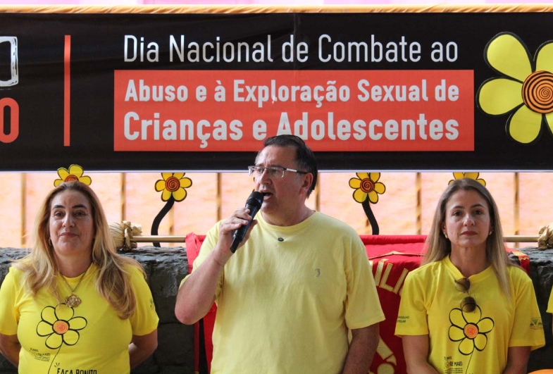 Regiane, prefeito Roberto Araujo fala da importância  da data e ao lado a vice-prefeita Kika
