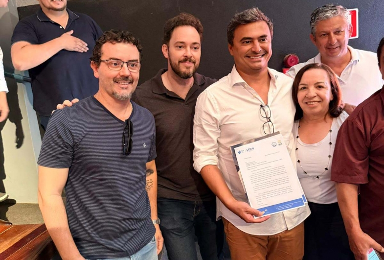 Representantes da Apae de Taquarituba agradecendo Maurício Neves