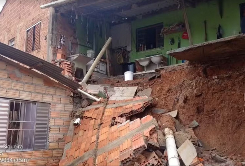 Muro desaba durante temporal e atinge idosa de 85 anos em Ribeirão Branco