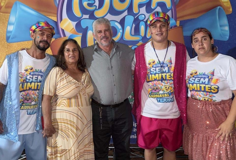 Romildo, primeira-dama Elza, prefeito Roberval, Murilo e Monique na abertura  do Carnaval em Tejupá
