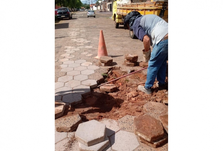 Rua Manaus recebe manutenção do calçamento