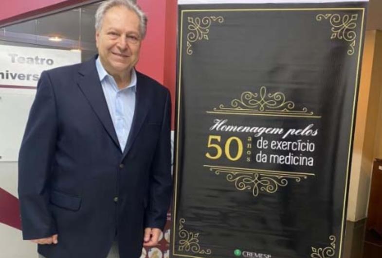 Ex-prefeito Miguel Paulucci é homenageado por 50 anos como médico 