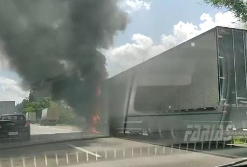 Caminhão-baú pega fogo em rodovia de Boituva