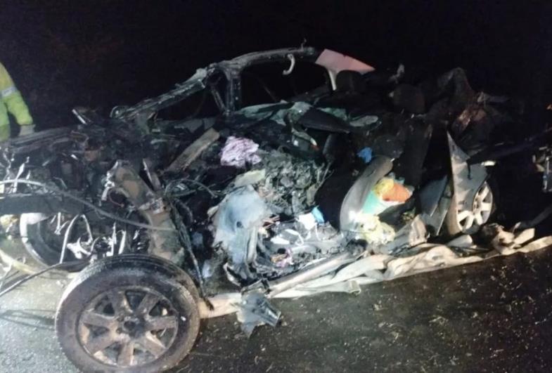 Motorista de carro morre após bater de frente com carreta em rodovia de Itapetininga