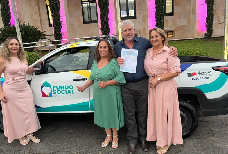 Secretária Vilma, primeira-dama Elza, prefeito Roberval e chefe de Gabinete Neide Tantini, junto ao veículo conquistado