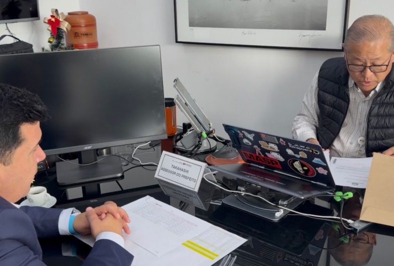 Secretário Carlos Takahashi expondo as irregularidades