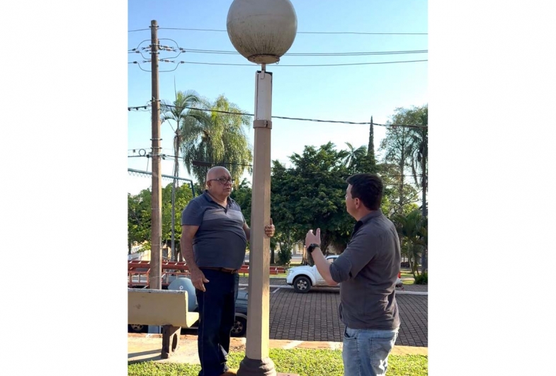Secretário de obras Alessandro fazendo um levantamento dos postes  e luminárias