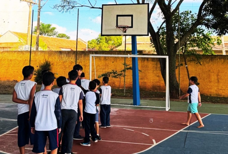 Prefeitura de Avaré instala nova cesta de basquete em escola e reforça incentivo ao esporte na rede municipal