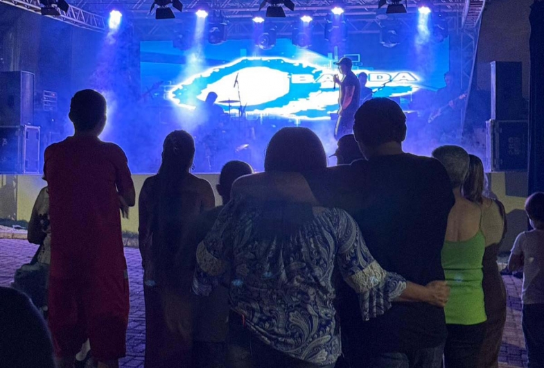 Show foi comandando pela banda OZ