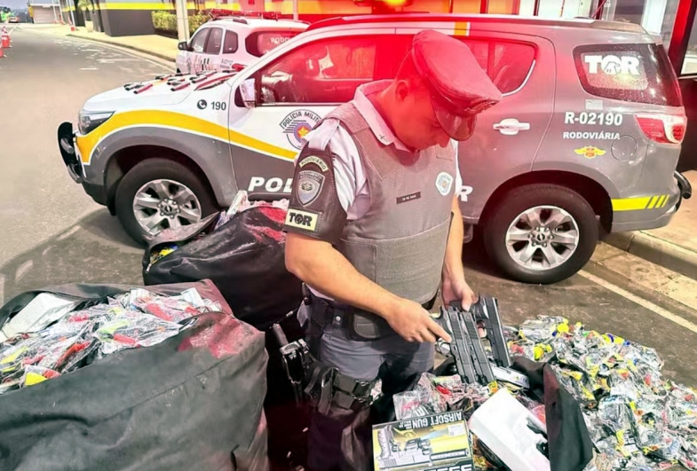 Polícia apreende mais de 1,8 mil simulacros de armas de fogo com passageiro de ônibus interestadual