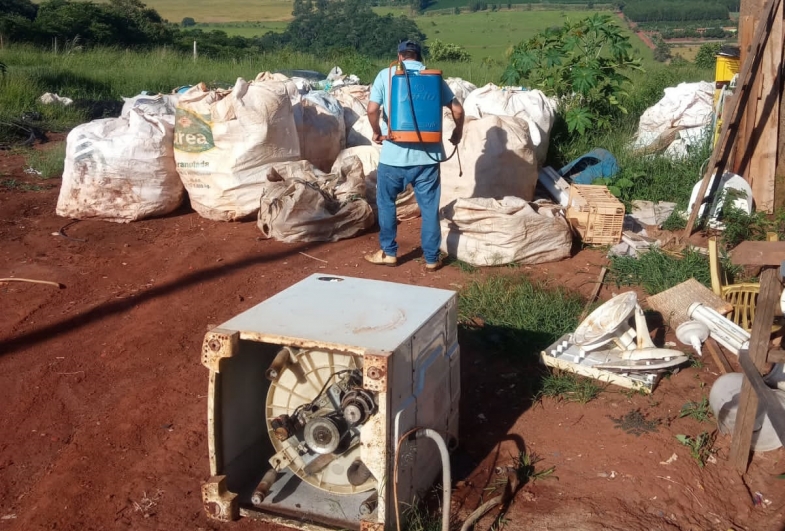 Equipe de Endemias de Sarutaiá realiza aplicação de veneno para combate ao mosquito da dengue