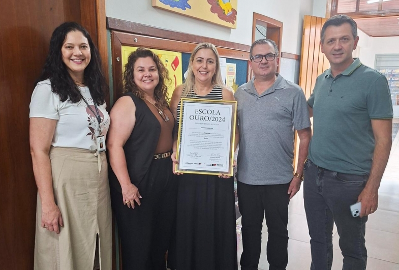 Escolas de Taguaí recebem as placas oficiais de “Escola Ouro”