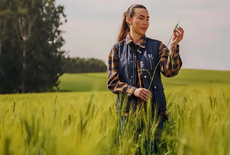 Tainá Bresolin, produtora rural do interior do Paraná, encontrou no apoio do Sicredi o impulso necessário para investir em maquinário, ampliar sua produção e seguir com legado da família no campo Créd