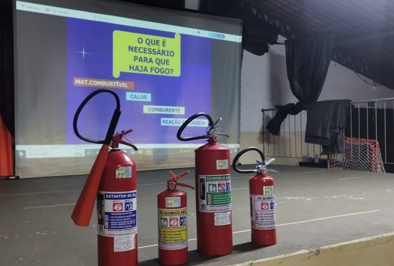 Também foi ensinado formas de prevenir e combater incêndios