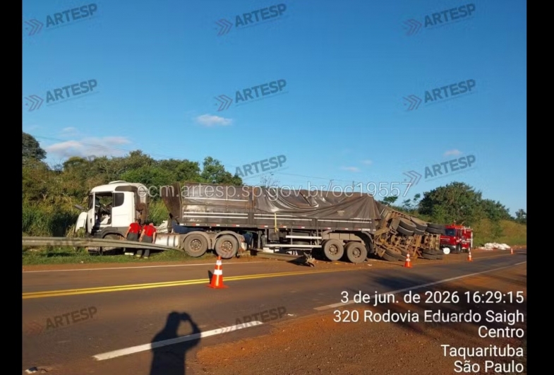 Motorista morre após colidir carreta contra defensa metálica na rodovia SP-255 em Taquarituba
