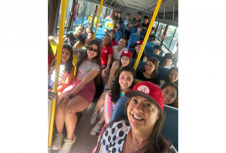 Todos a bordo do ônibus escolar,  preparados para o segundo dia de gincana