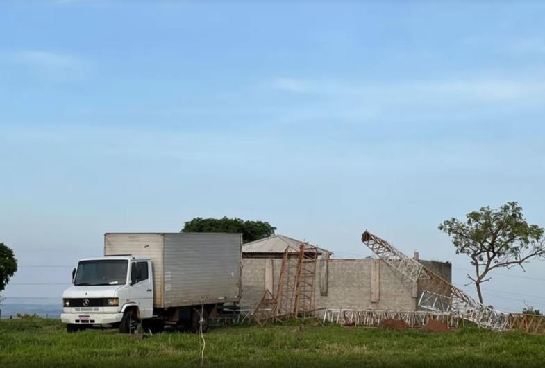 Torre de rádio cai e mata trabalhadores