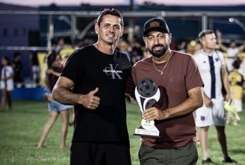 Vereador Diego Alher entregando troféu de  3º lugar ao atleta Adriano do CME Sarutaiá