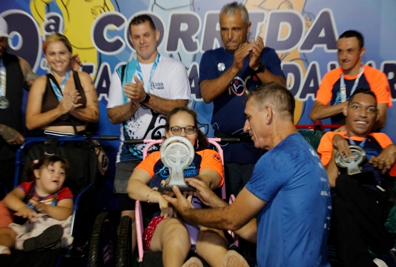 Vereador Moacir Lima entrega um dos troféus