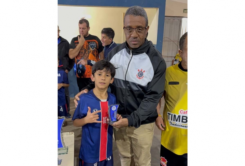 Vereador Pelé Cardoso entregando prêmio de artilheiro do Sub-10, também de Fartura