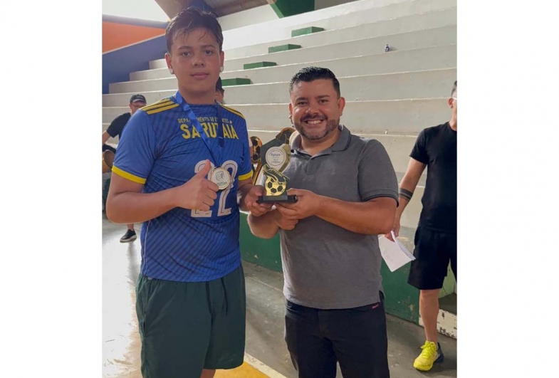 Vereador Rodrigo Bongo com o artilheiro do Sub-14, Juninho