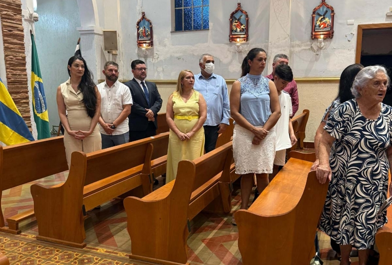 Vereadores e prefeito durante a missa