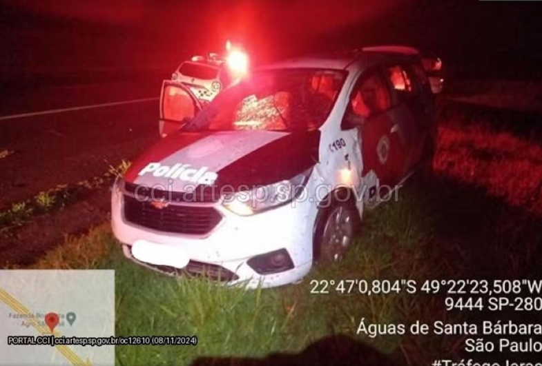 Viatura da Polícia Militar capota em rodovia Castello Branco (SP 280), em Águas de Santa Bárbara