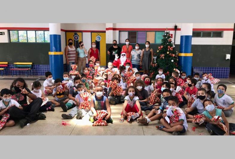 Alunos das escolas da rede municipal de Fartura recebem presentes de Natal