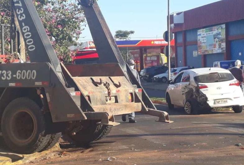 Caminhão desgovernado atinge dois veículos  e um muro na Rua Alagoas em Avaré 