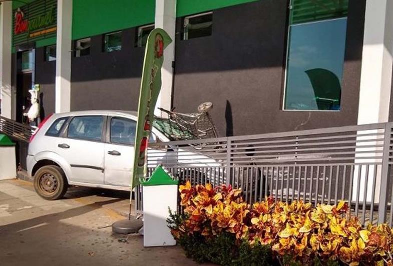 Homem bate carro na parede do Supermercado Pinheirão em Avaré