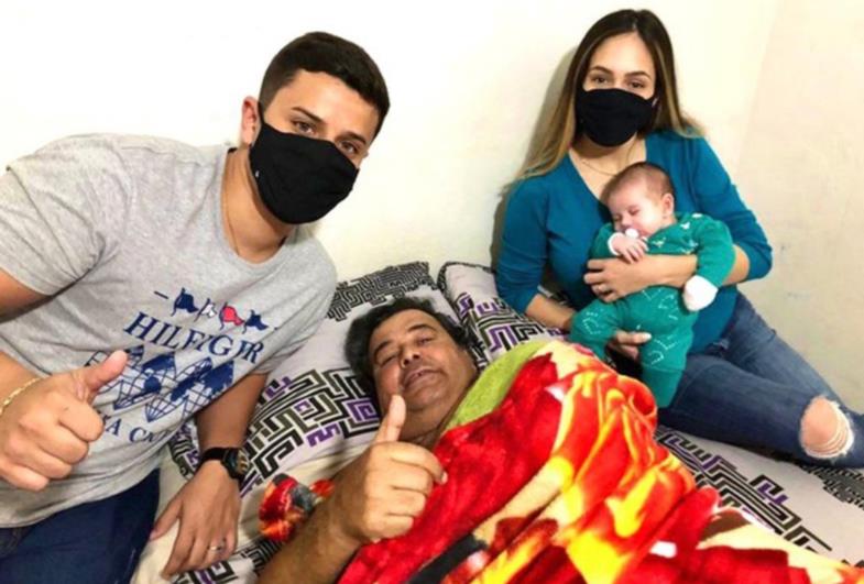 Após 44 dias internado com Covid, avô conhece neta ao deixar hospital