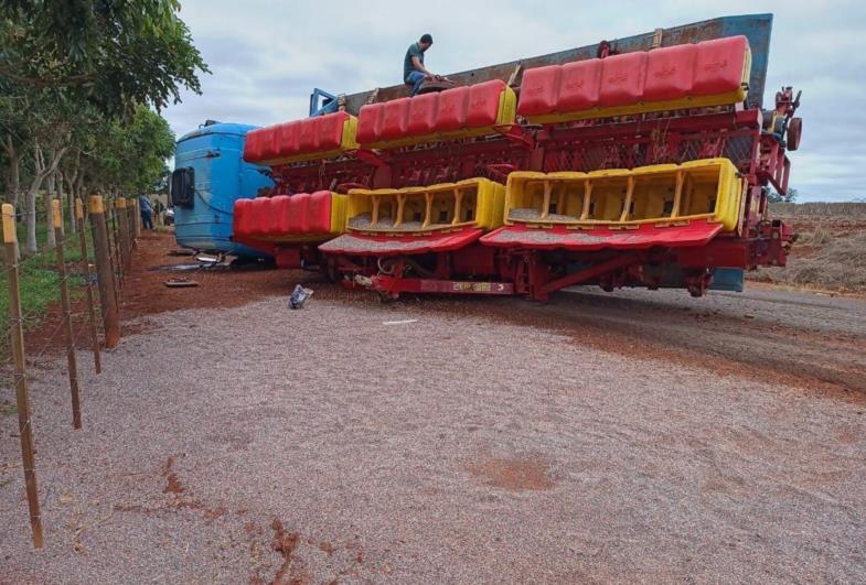 Defesa Civil de Taquarituba atua em acidente envolvendo caminhão 