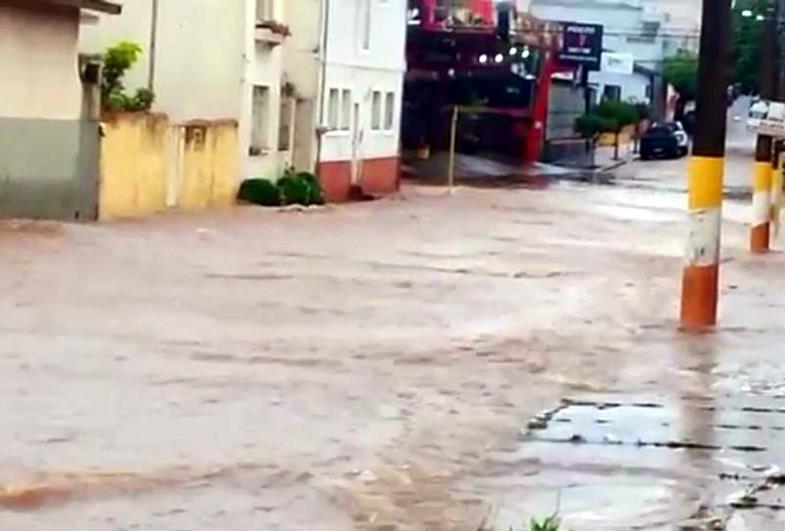 Chuva deixa sete ruas alagadas em Avaré