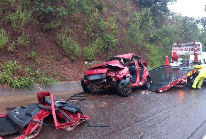Mãe e filho ficam feridos após carro capotar em rodovia de Avaré